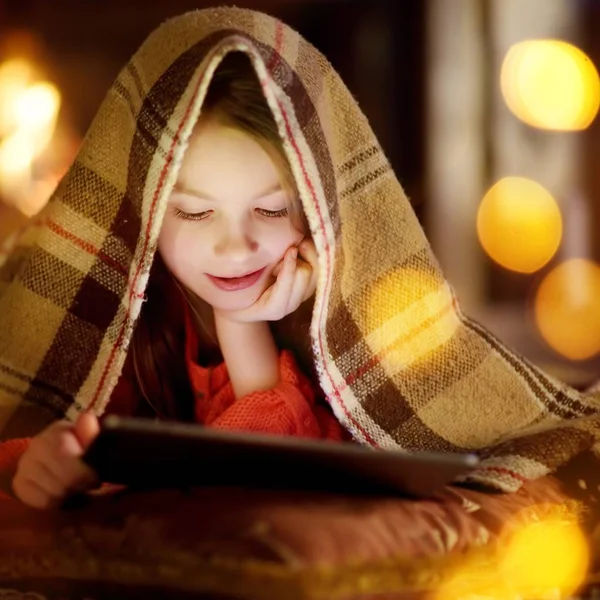 Menina usando um tablet pc — Fotografia de Stock