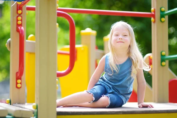 Niña en un parque infantil —  Fotos de Stock