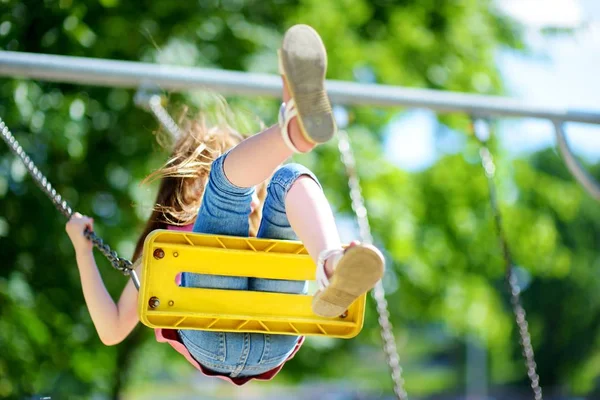 Meisje op een speelplaats — Stockfoto