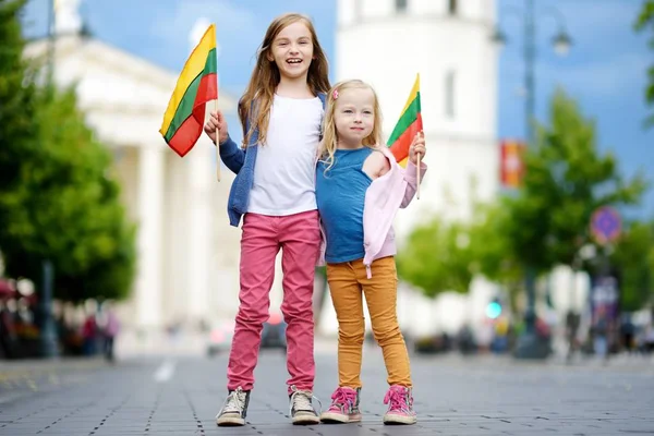 Pequenas irmãs celebrando o Dia do Estado lituano — Fotografia de Stock