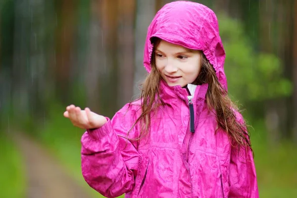 Menina brincando na chuva — Fotografia de Stock