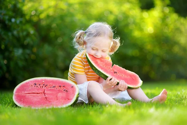 Liten flicka äter Vattenmelon — Stockfoto