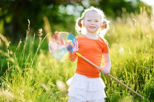 Bambina cattura farfalle — Foto Stock