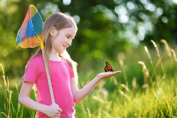 Fetiţă prinzând fluturi — Fotografie, imagine de stoc