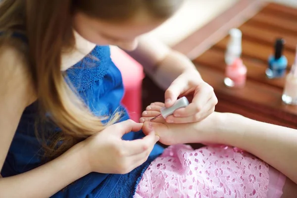 Små flickor måla naglar — Stockfoto