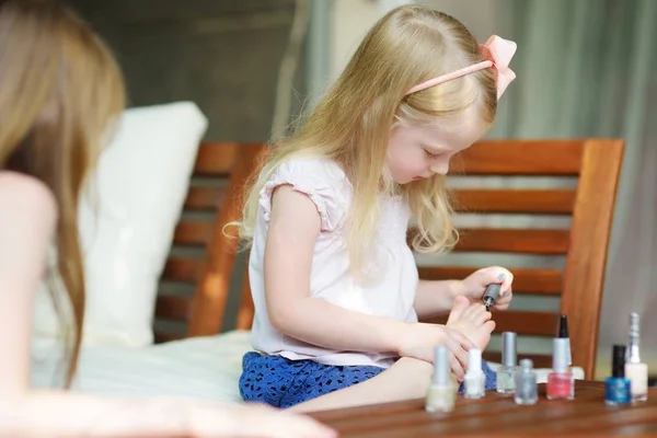 Meninas pintando unhas — Fotografia de Stock