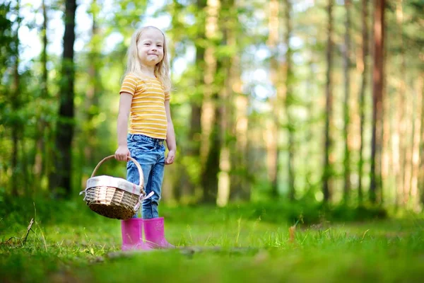 Mała dziewczynka pobrania brusznice — Zdjęcie stockowe