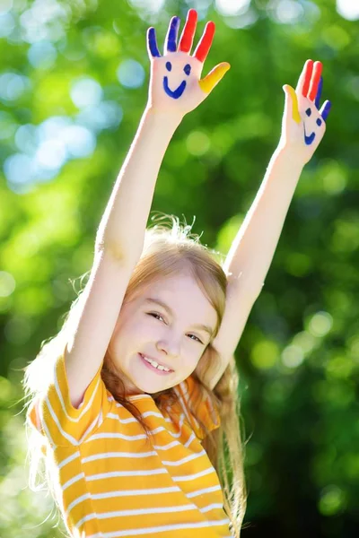 Meisje met haar handen geschilderd — Stockfoto