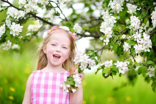 Niña en el jardín floreciente — Foto de Stock