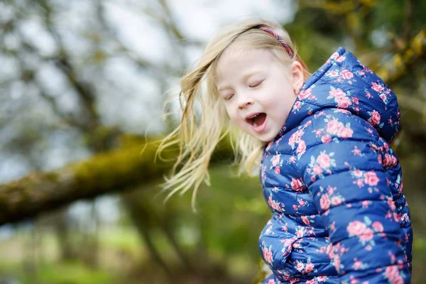 Schattig klein meisje — Stockfoto