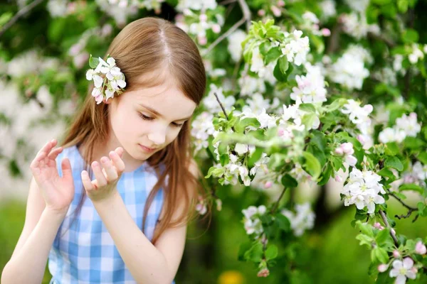 Маленькая девочка в цветущем саду — стоковое фото