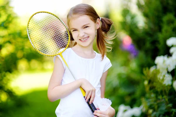 Petite fille jouant au badminton — Photo