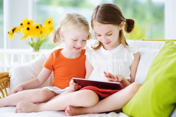 Two sisters with a digital tablet — Stock Photo, Image