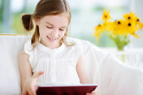Meisje met een digitale tablet — Stockfoto