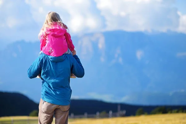 Baba ve kızı bir manzaranın — Stok fotoğraf