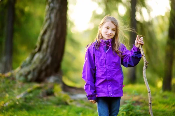 Meisje van plezier tijdens bos wandeling — Stockfoto