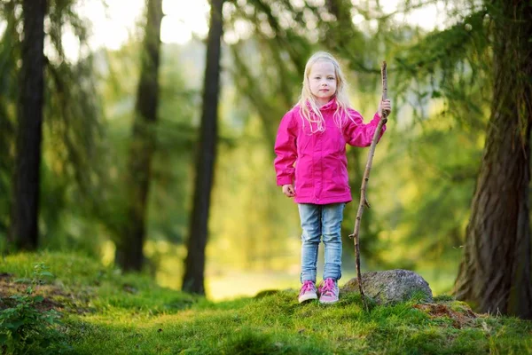 Девушка развлекается во время прогулки по лесу — стоковое фото