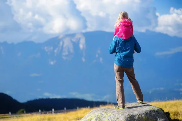 Pai e sua filha admirando uma vista — Fotografia de Stock