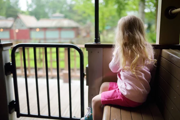 Petite fille en train — Photo