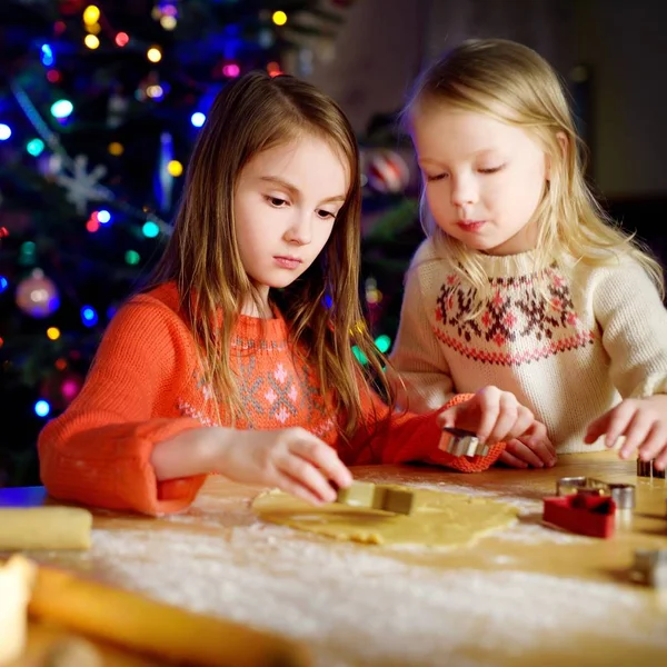 Hermanitas horneando galletas de Navidad — Foto de Stock