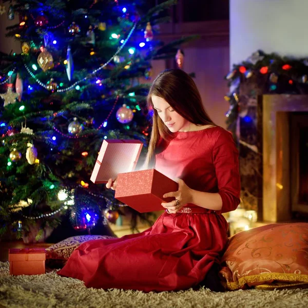 Mulher abrindo presente de Natal mágico — Fotografia de Stock