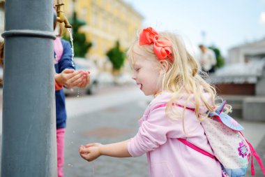 iki kız kardeş eğleniyor 