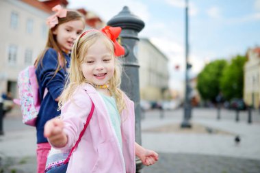 iki kız kardeş eğleniyor  
