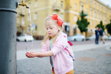 Çeşme ile eğleniyor kız  