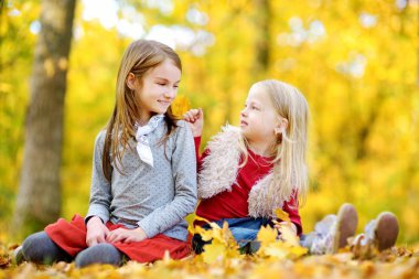 İki kız kardeş birlikte eğleniyor 