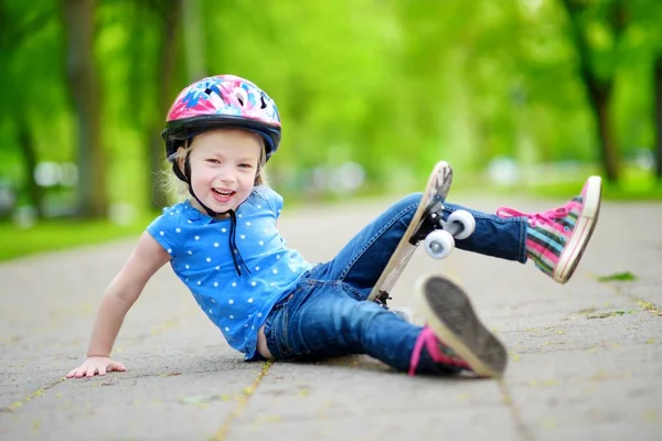 Bella ragazza imparare a skateboard — Foto Stock