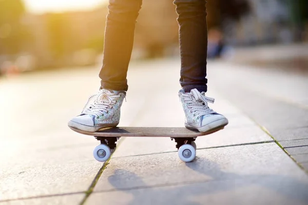 Primer plano de las piernas del patinador — Foto de Stock