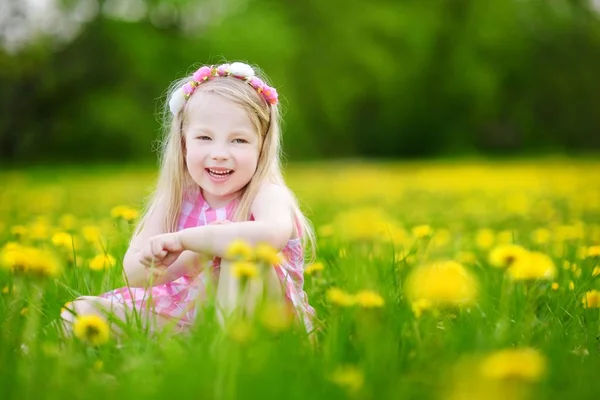 Chica en flor diente de león prado — Foto de Stock