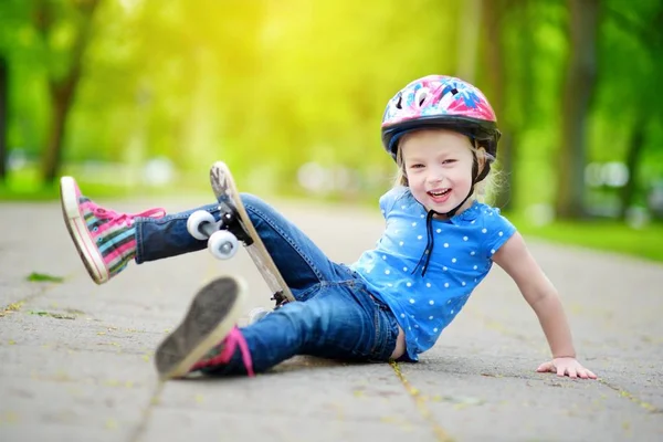 Güzel kız kaykay için öğrenme 