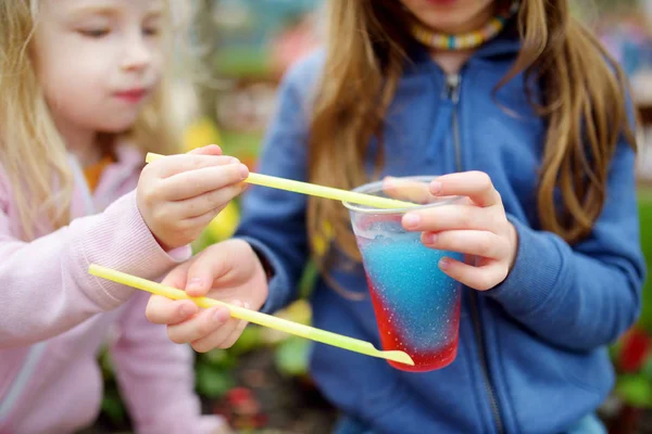 Sisters drinking frozen slushie drink — Stock Photo, Image