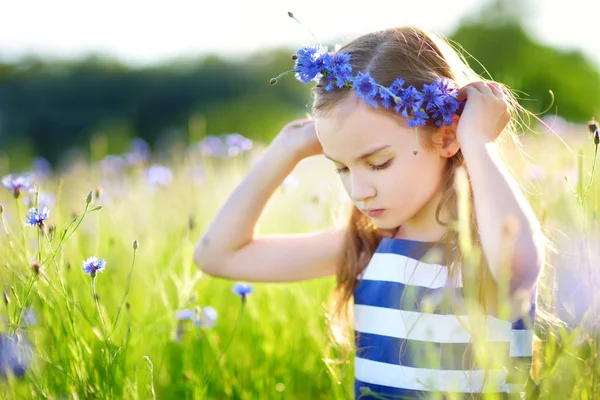 Menina bonito se divertindo — Fotografia de Stock