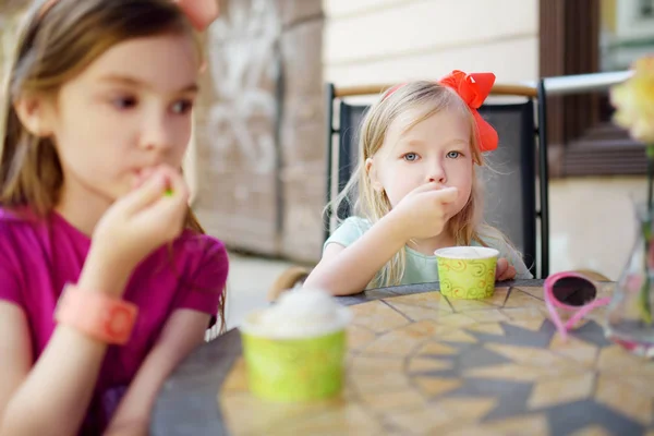 Two sisters eating ice cream — Stock Photo, Image