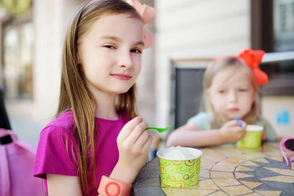 Küçük dondurma yiyen kız — Stok fotoğraf