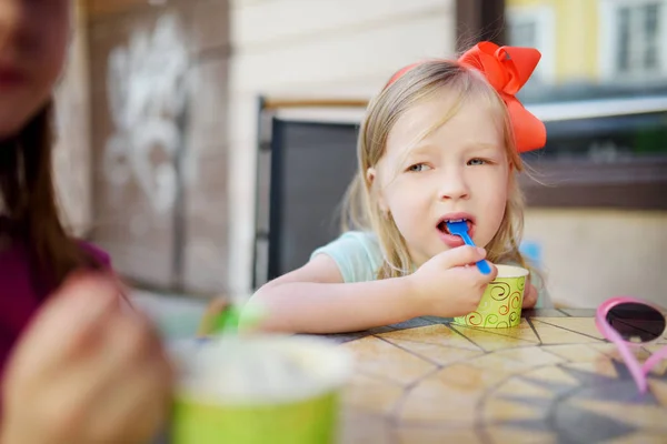Petite fille drôle manger de la crème glacée — Photo
