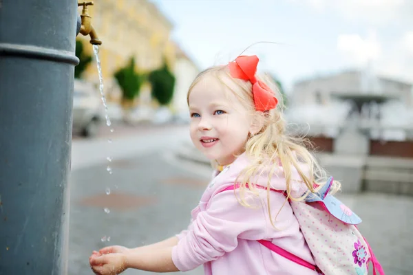 Tjej att ha kul med dricksvattenfontän — Stockfoto