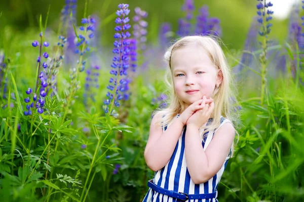 Tjej att ha kul i blommande fält — Stockfoto