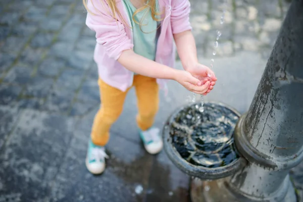 Девушка веселится с питьевым фонтаном — стоковое фото