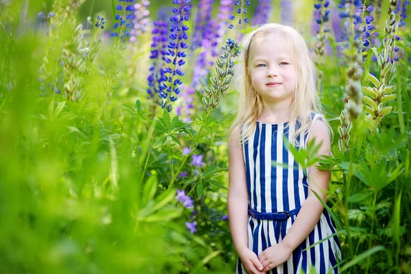 Meisje met plezier in de bloeiende veld — Stockfoto