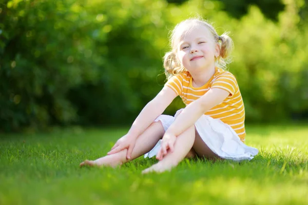 Retrato de menina bonito ao ar livre — Fotografia de Stock