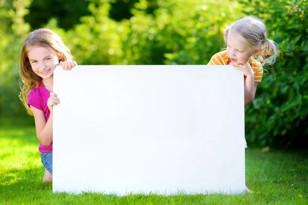 Zusters houden leeg wit bord — Stockfoto