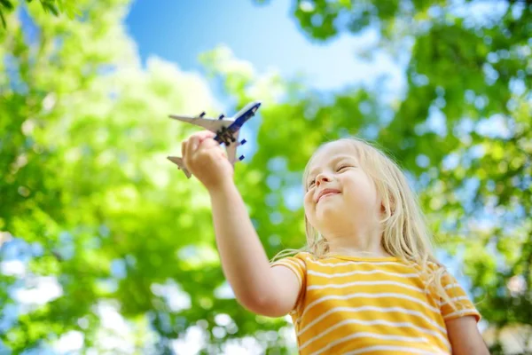 Küçük oyuncak uçak ile oynayan kız — Stok fotoğraf
