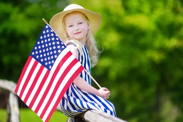 여 자가 들고 미국 국기 — 스톡 사진