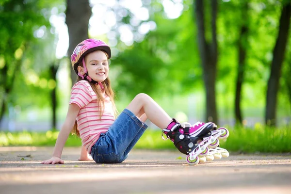 Fille apprendre à patiner à roulettes — Photo