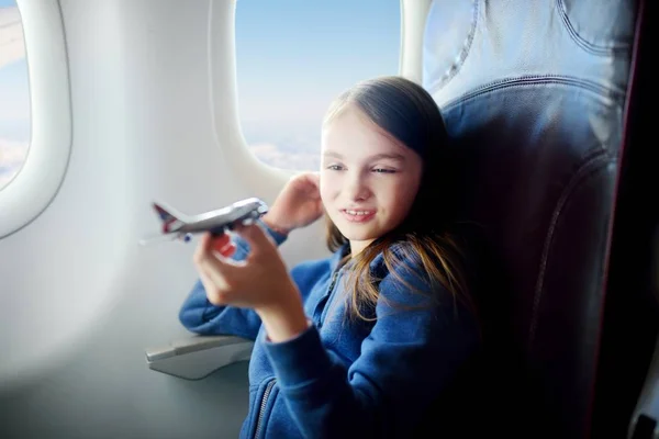Chica viajando en un avión — Foto de Stock