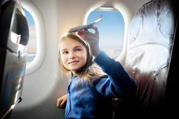 Chica viajando en un avión — Foto de Stock