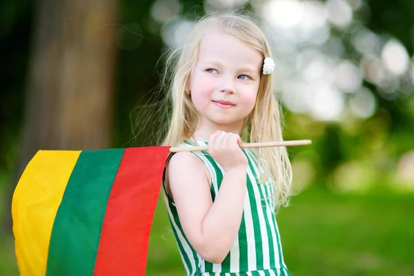 Menina segurando bandeira lituana — Fotografia de Stock